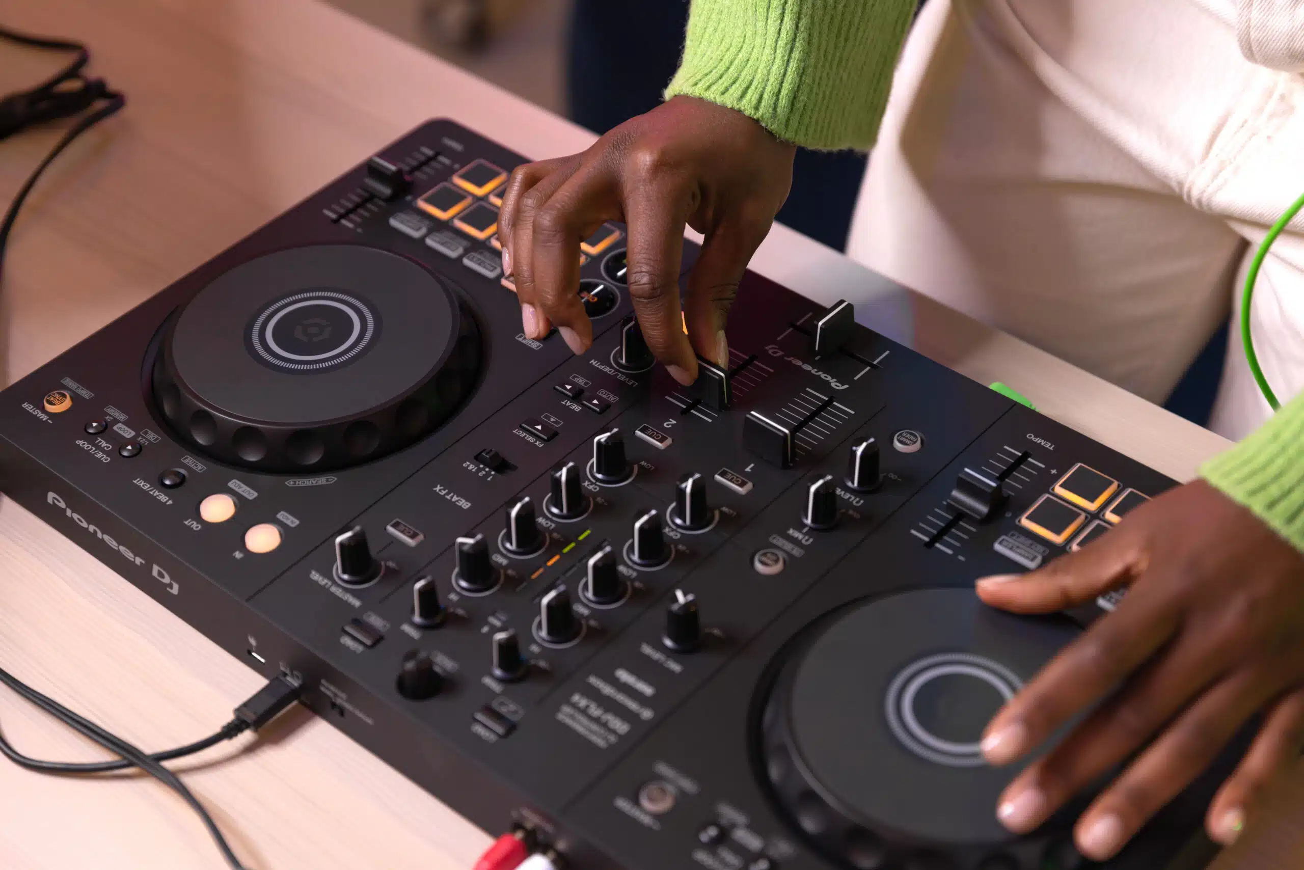 Pioneer DDJ-400 DJ set met twee JBL speakers, microfoon en LED discolamp